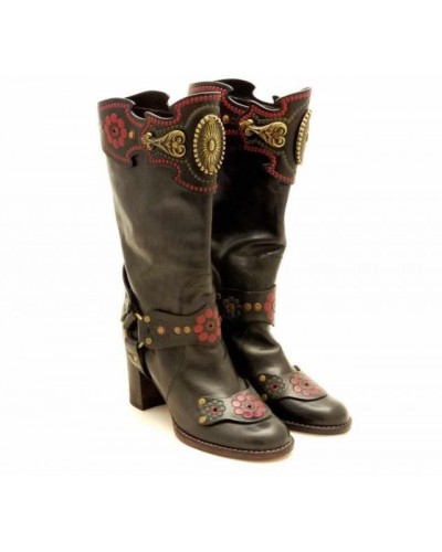 Czarne skórzane kozaki z ozdobami