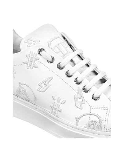 Białe skórzane sneakersy