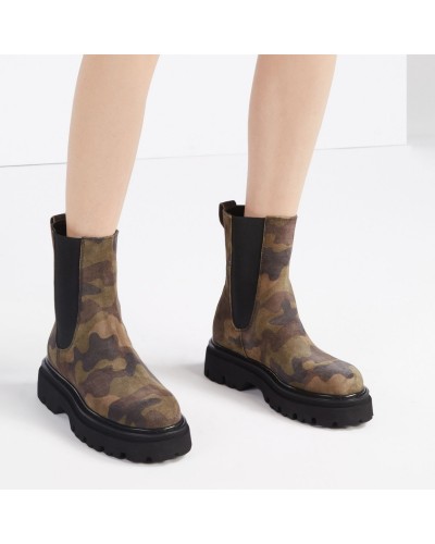 Zamszowe botki w militarny print