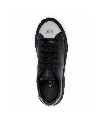 Czarne skórzane sneakersy z blaszką