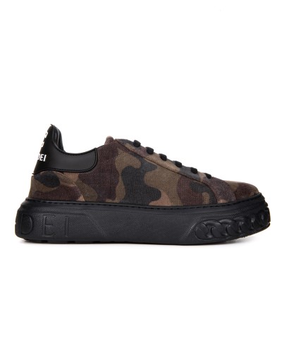 Materiałowe sneakersy w militarny wzór