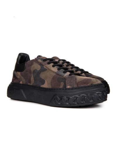 Materiałowe sneakersy w militarny wzór