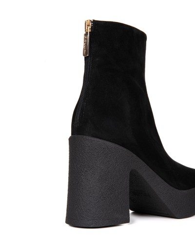 Czarne zamszowe botki na obcasie