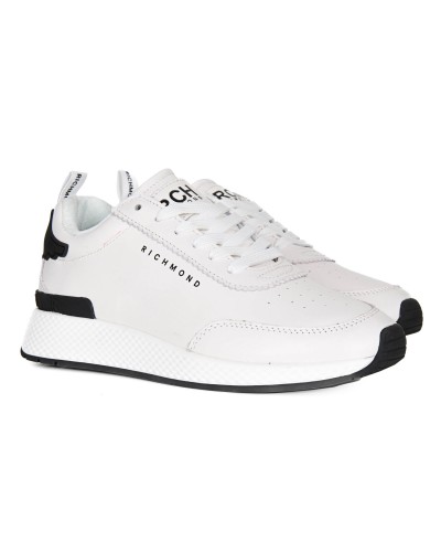 Białe sneakersy