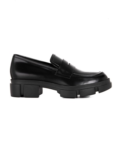 lakierowane-mokasyny-na-obcasie-5-cm-pollini-sa10124g1ftg0000