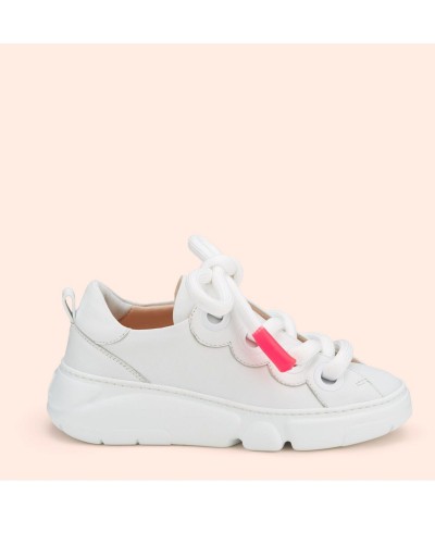 Białe sneakersy