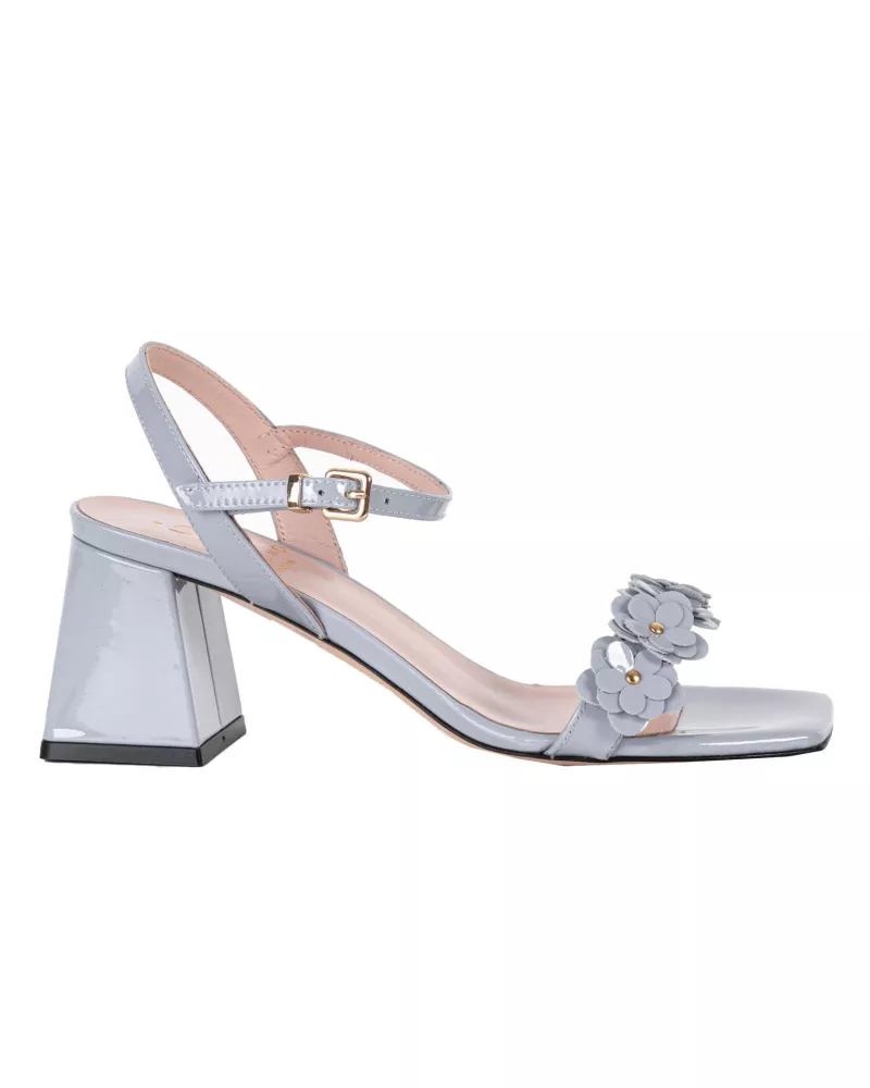 Błękitne sandały na obcasie