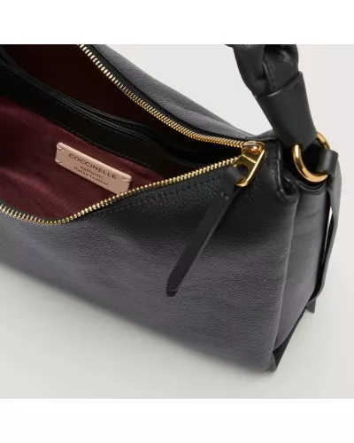 czarna-torebka-do-reki-coccinelle-e1m50130201-374