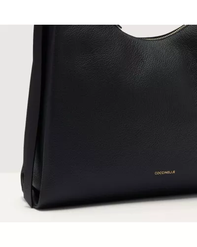 czarna-torebka-do-reki-coccinelle-e1m50130201-374