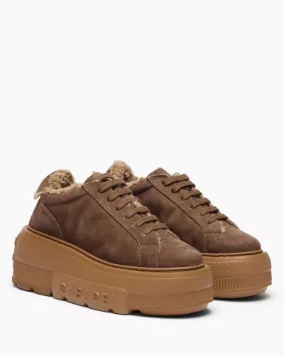 Zamszowe sneakersy na podeszwie 5 cm brązowe