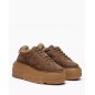 Zamszowe sneakersy na podeszwie 5 cm brązowe
